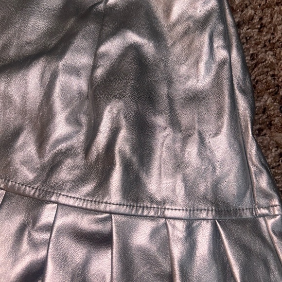 3! Silver Metallic Pleated Mini Skirt - Picture 5 of 6